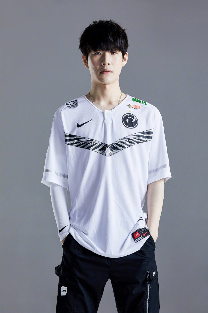 TES赛后群访 JackeyLove ：因为对面的英雄更厉害，所以第二局开局没打过