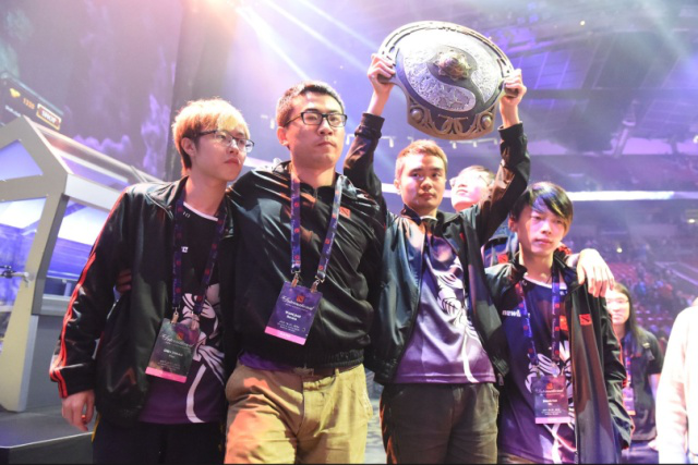 EDG赛前返图：赛前聚餐