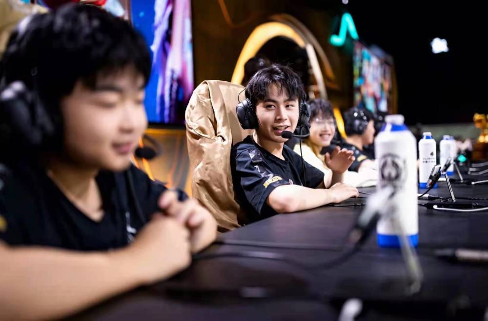 Royal Never Give Up 官方帖子：祝贺 milkyway 的 LPL 首次亮相一周年快乐！