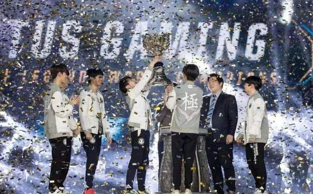 Zeka 是一个纯粹的外行。 Zeus 的标志性英雄 Shen 是纯粹的。 Hanwha Life Esports 4 vs 5 团队消灭了对手，赢得了第一场比赛。